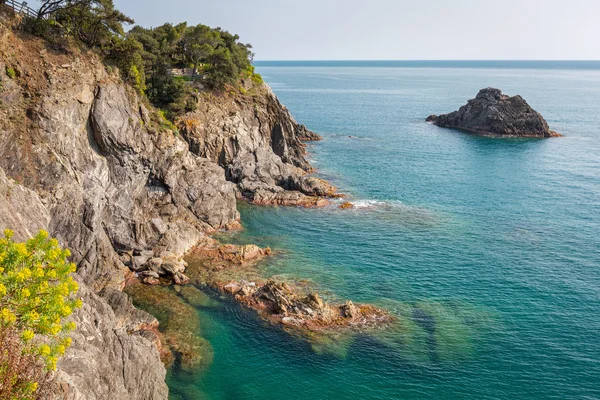 蒙泰罗索海滩在利古里亚海的海岸线 — 图库照片