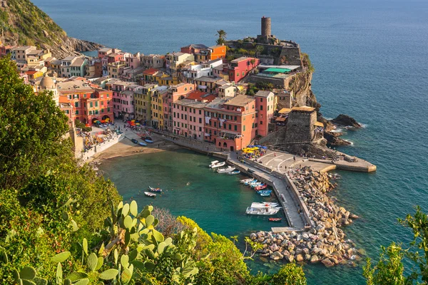 Vernazza stad aan de kust van de Ligurische Zee — Stockfoto