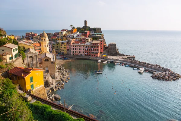 Ligurya Denizi kıyısında Vernazza şehir