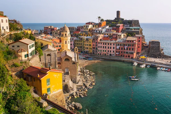 Vernazza cidade na costa do Mar da Ligúria — Fotografia de Stock