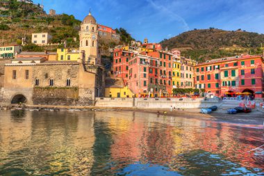 Ligurya Denizi kıyısında Vernazza şehir
