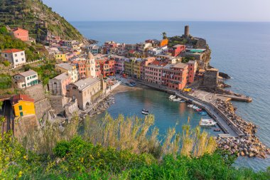 Ligurya Denizi kıyısında Vernazza şehir