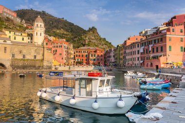 Ligurya Denizi İtalya, Vernazza şehrin güzel mimari