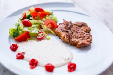 ızgara domuz biftek salatası ile