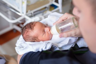 Babası onun minik bebek çocuk besleme