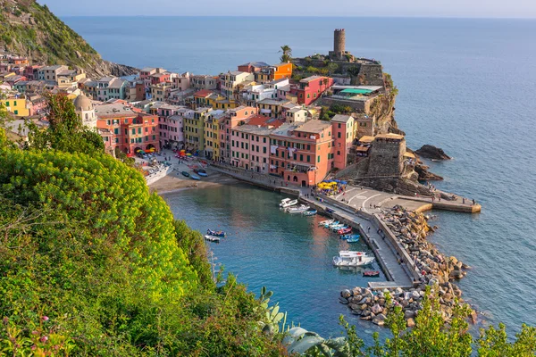 Ciudad de Vernazza en la costa del Mar de Liguria —  Fotos de Stock