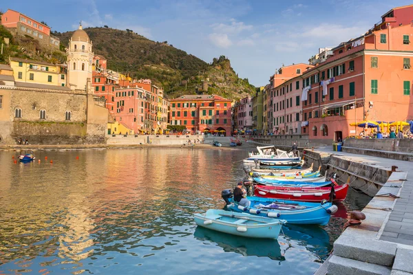 Vernazza város a Ligur-tenger partján — Stock Fotó