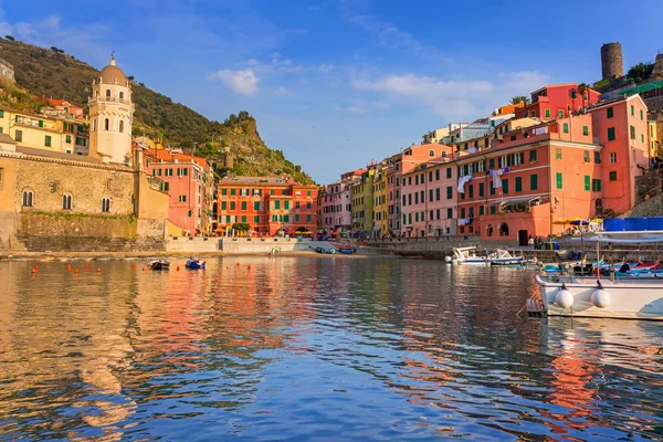 Vernaza Stadt an der Küste des ligurischen Meeres — Stockfoto