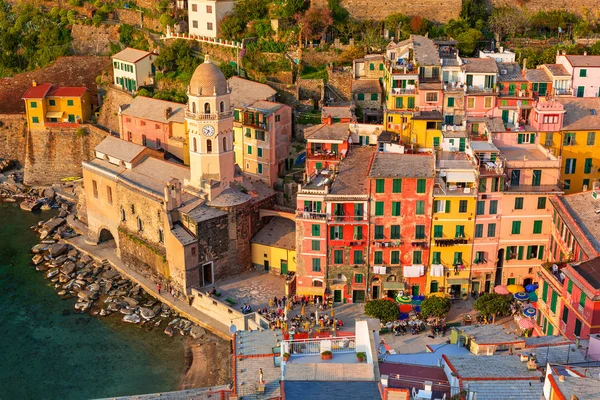 Vernazza town on the coast of Ligurian Sea — Stock Photo, Image