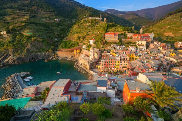 Vernazza stad aan de kust van de Ligurische Zee — Stockfoto