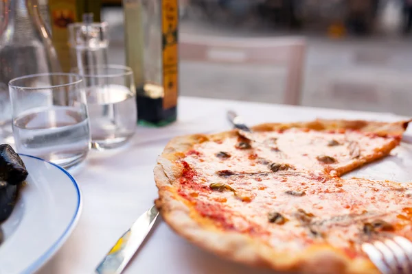 Pizza italiana con mariscos — Foto de Stock