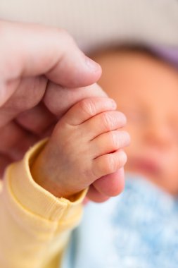 Babasının parmağını tutan