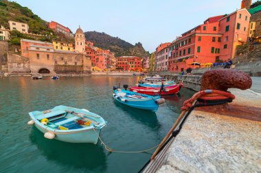 Ligurya Denizi kıyısında Vernazza şehir
