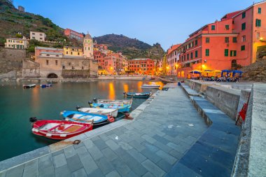 Vernazza kasaba alacakaranlıkta Ligurya Denizi kıyısında