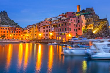 Vernazza kasaba alacakaranlıkta Ligurya Denizi kıyısında