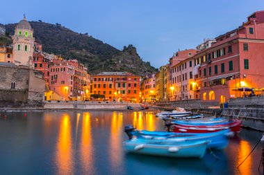 Vernazza kasaba alacakaranlıkta Ligurya Denizi kıyısında