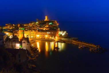Vernazza kasaba alacakaranlıkta Ligurya Denizi kıyısında