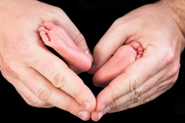 Yeni doğan bebek ayaklar — Stok fotoğraf