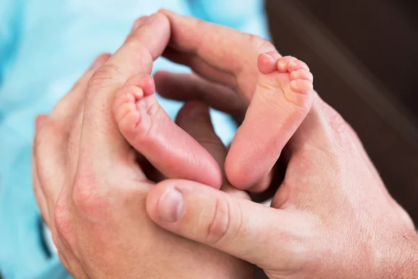 Pasgeboren baby voeten — Stockfoto