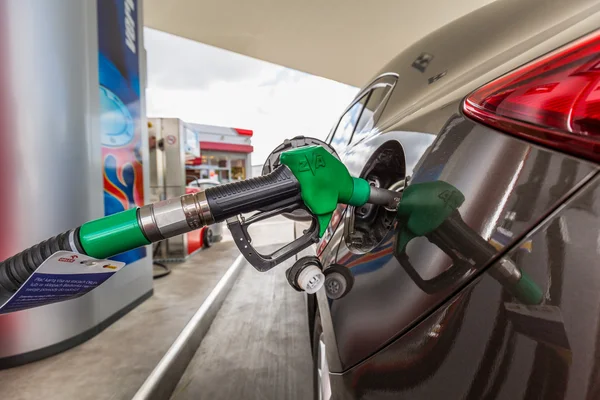 Påfylling av drivstoff til bil – stockfoto