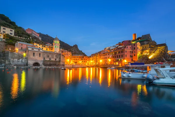 Ciudad de Vernazza en la costa del Mar de Liguria —  Fotos de Stock