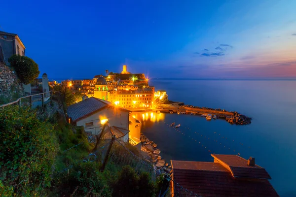 Vernazza város alkonyatkor a Ligur-tenger partján — Stock Fotó