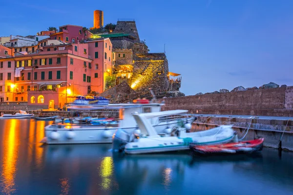 Vernaza Stadt an der Küste des ligurischen Meeres in der Dämmerung — Stockfoto