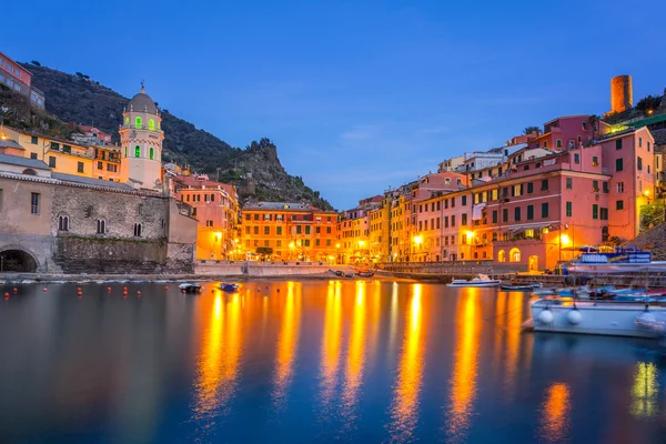 Vernazza città sulla costa del Mar Ligure al tramonto — Foto Stock