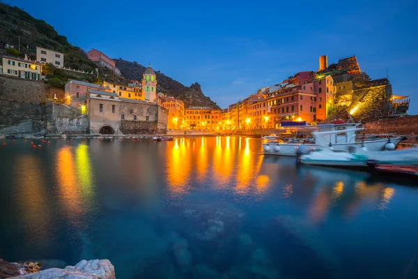 Vernazza cidade na costa do Mar da Ligúria ao entardecer — Fotografia de Stock