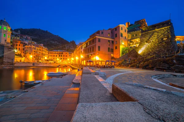 Vernazza città sulla costa del Mar Ligure al tramonto — Foto Stock