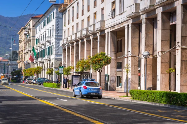 : Italienische Architektur auf den Straßen von la spezia — Stockfoto