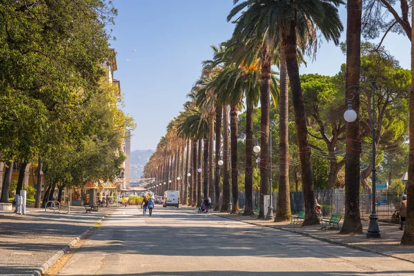 People on the promenade at Ligurian Sea in La Spezia — Stock Photo, Image