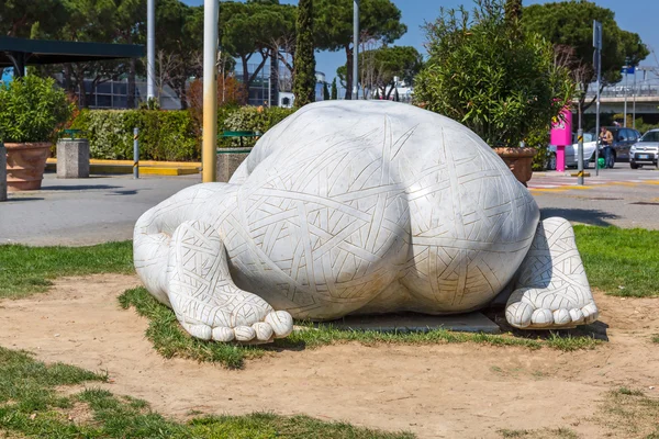 Monumentala skulpturer på Pisa flygplats, Italien — Stockfoto