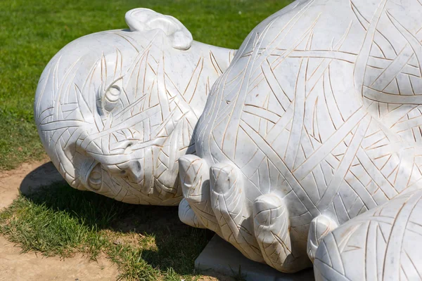 Monumentala skulpturer på Pisa flygplats, Italien — Stockfoto