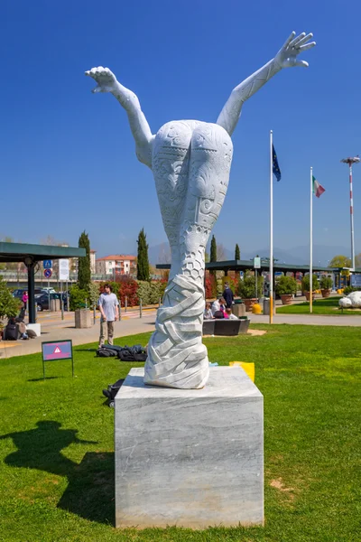 Monumental sculptures on Pisa International Airport, Italy — Stock Photo, Image