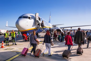 Lech Walesa Havaalanı Gdansk Ryanair uçağa binmeden insanlar