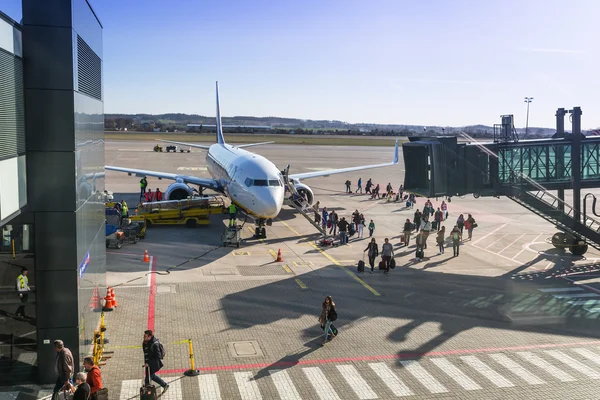 Personas que abordan el avión Ryanair en el aeropuerto de Lech Walesa en Gdansk — Foto de Stock