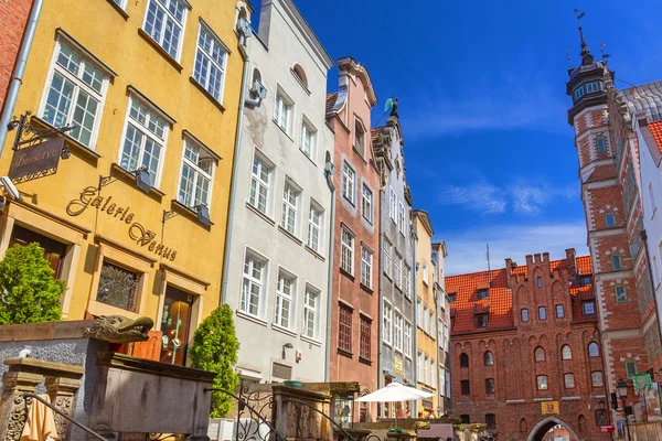 Arquitectura de la calle Mariacki en el casco antiguo de Gdansk — Foto de Stock