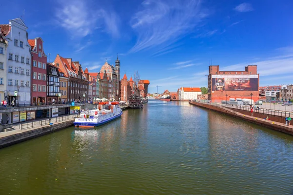 Cidade velha de Gdansk com reflexão no rio Motlawa — Fotografia de Stock