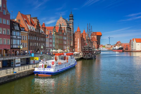 Staré město Gdaňsk s odrazem řeky Motlawa — Stock fotografie