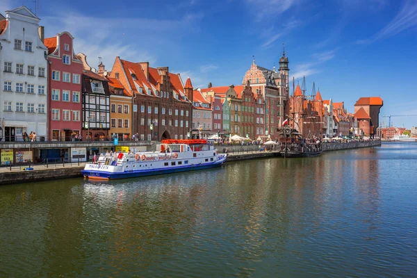 Gamla stan i Gdansk med reflektion i Motlawa River — Stockfoto