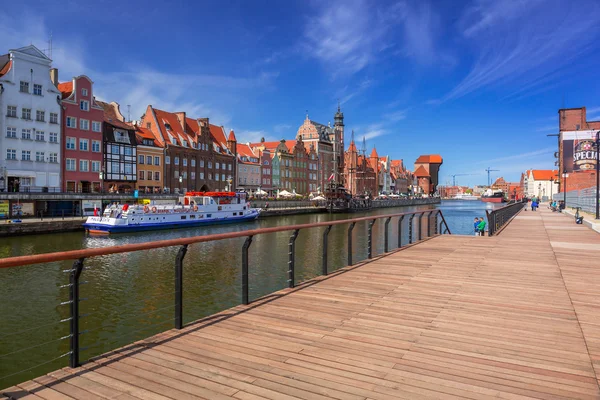 Cidade velha de Gdansk com reflexão no rio Motlawa — Fotografia de Stock