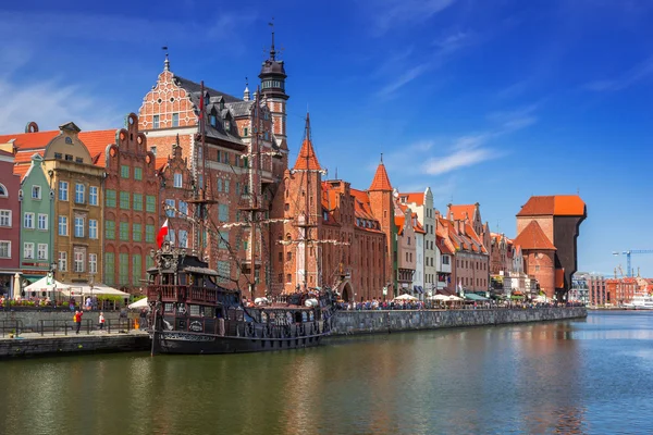 Cidade velha de Gdansk com reflexão no rio Motlawa — Fotografia de Stock