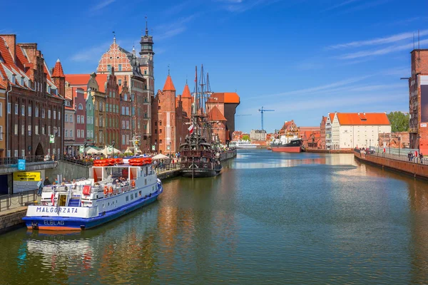 Oude stad van Gdansk met reflectie in Motlawa River — Stockfoto