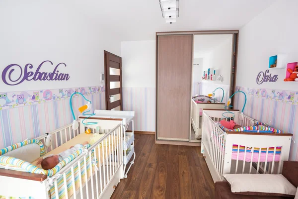 Дитяча кімната близнюків з пастельними шпалерами — стокове фото
