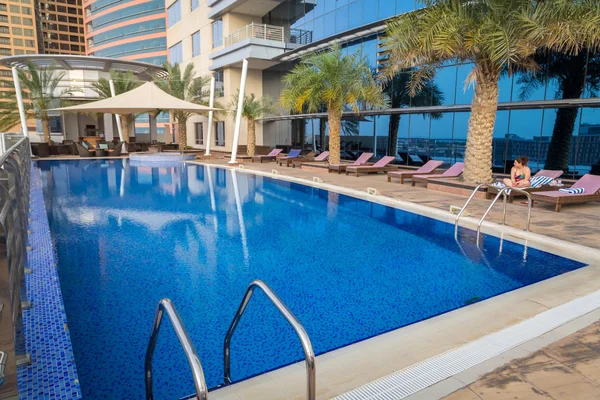 Área de piscina do Grand Midwest Tower Hotel em Dubai, Emirados Árabes Unidos — Fotografia de Stock