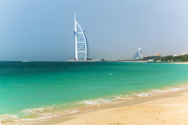Jumeirah Beach e Burj Al Arab hotel a Dubai, Emirati Arabi Uniti — Foto Stock
