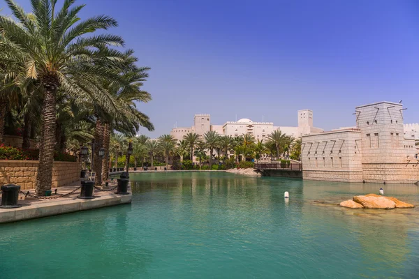 Vista para Burj Al Arab hotel a partir do Madinat Jumeirah em Dubai — Fotografia de Stock