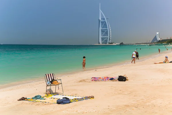 Ludzi na plaży Jumeirah w Dubaju, Zjednoczone Emiraty Arabskie — Zdjęcie stockowe