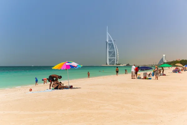 Pessoas na praia de Jumeirah em Dubai, Emirados Árabes Unidos — Fotografia de Stock